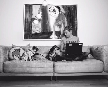 Franziska Knabenreich-Kratz ist seit 2012 Hundefriseurin aus Leidenschaft. In ihrem Blog „feingemacht“ schreibt sie rund um das Thema Fellpflege, Hundefriseure und andere Hundethemen.